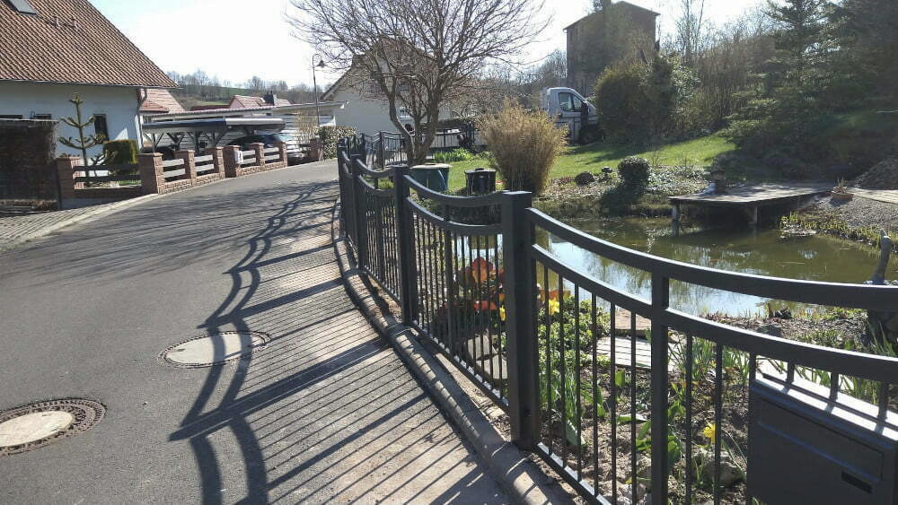 Moderne Metallzäune